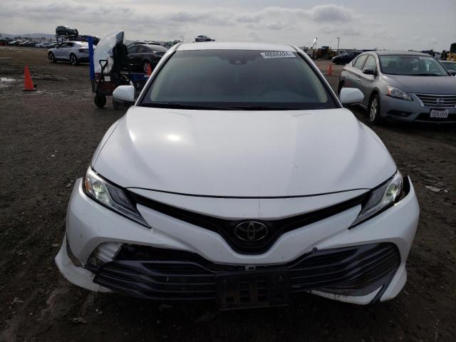 4T1B11HK4JU523772 - 2018 TOYOTA CAMRY L WHITE photo 5