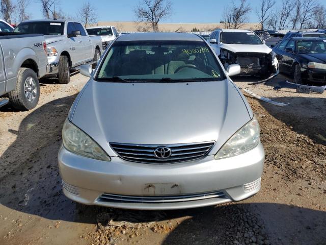 4T1BE32K95U038686 - 2005 TOYOTA CAMRY LE SILVER photo 5