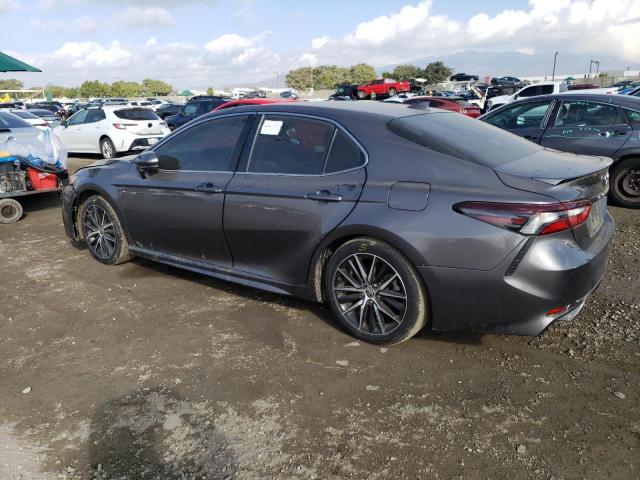 4T1G11AK8MU535797 - 2021 TOYOTA CAMRY SE GRAY photo 2