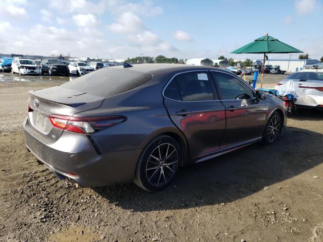 4T1G11AK8MU535797 - 2021 TOYOTA CAMRY SE GRAY photo 3