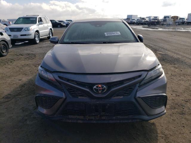 4T1G11AK8MU535797 - 2021 TOYOTA CAMRY SE GRAY photo 5