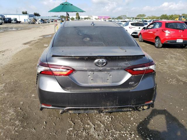 4T1G11AK8MU535797 - 2021 TOYOTA CAMRY SE GRAY photo 6