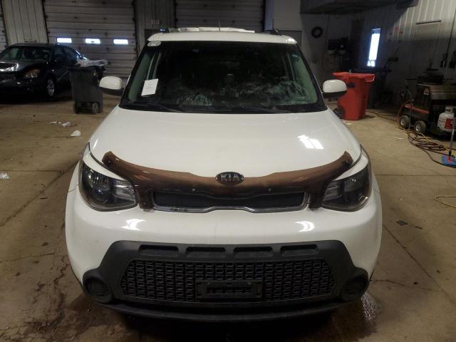 KNDJN2A24G7310378 - 2016 KIA SOUL WHITE photo 5