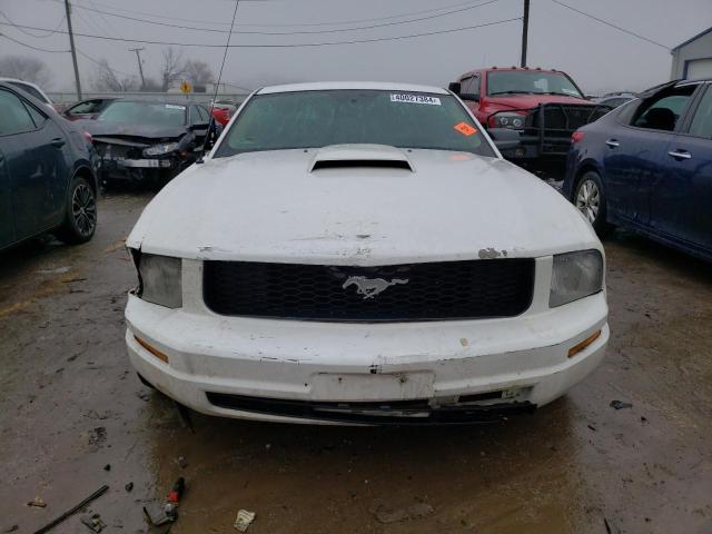 1ZVFT80N955117255 - 2005 FORD MUSTANG WHITE photo 5