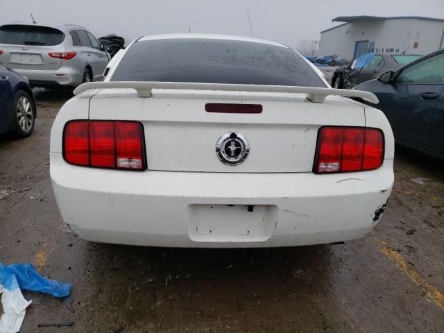 1ZVFT80N955117255 - 2005 FORD MUSTANG WHITE photo 6