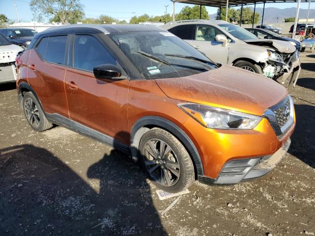 3N1CP5CU5KL479609 - 2019 NISSAN KICKS S ORANGE photo 4