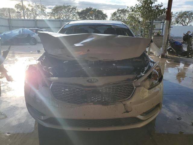 KNAFK4A63F5374688 - 2015 KIA FORTE LX WHITE photo 5