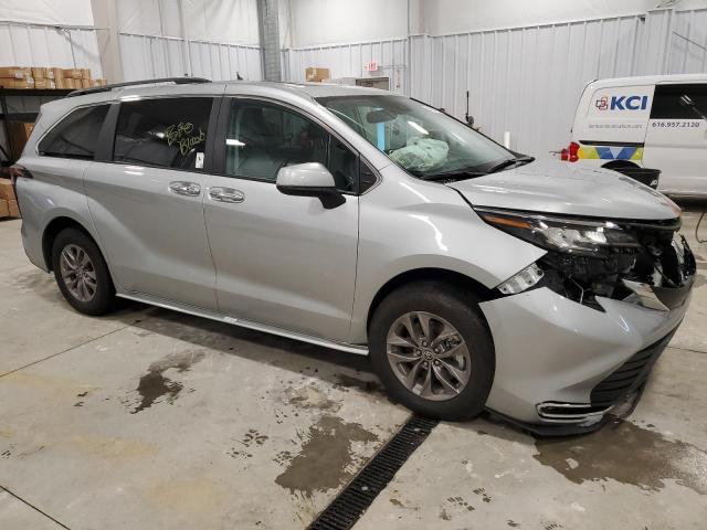 5TDJSKFC2PS078895 - 2023 TOYOTA SIENNA XLE SILVER photo 4