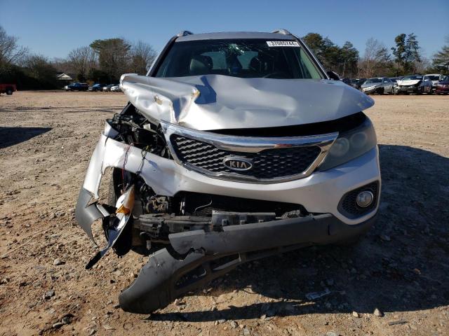 5XYKT4A11BG138822 - 2011 KIA SORENTO BASE SILVER photo 5