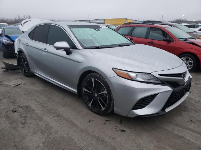 4T1B61HK3JU112624 - 2018 TOYOTA CAMRY XSE SILVER photo 4