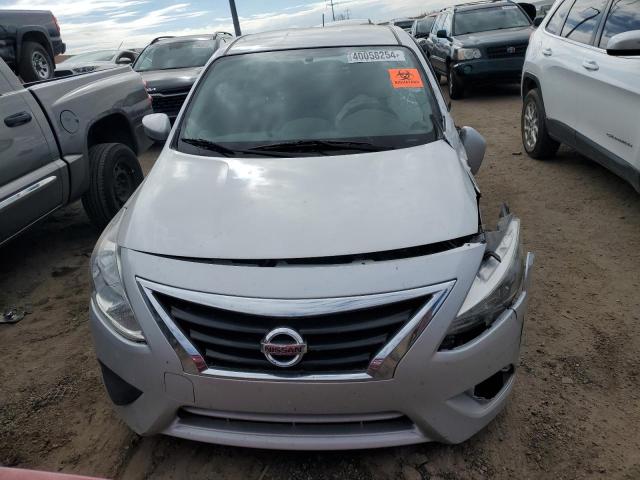 3N1CN7AP7JL856986 - 2018 NISSAN VERSA S SILVER photo 5