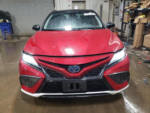 4T1K31AKXMU022216 - 2021 TOYOTA CAMRY XSE RED photo 5