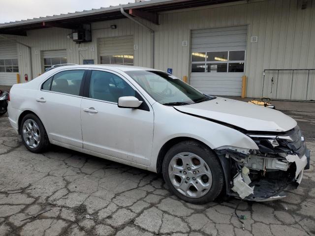 3FAHP0HG1AR162940 - 2010 FORD FUSION SE WHITE photo 4