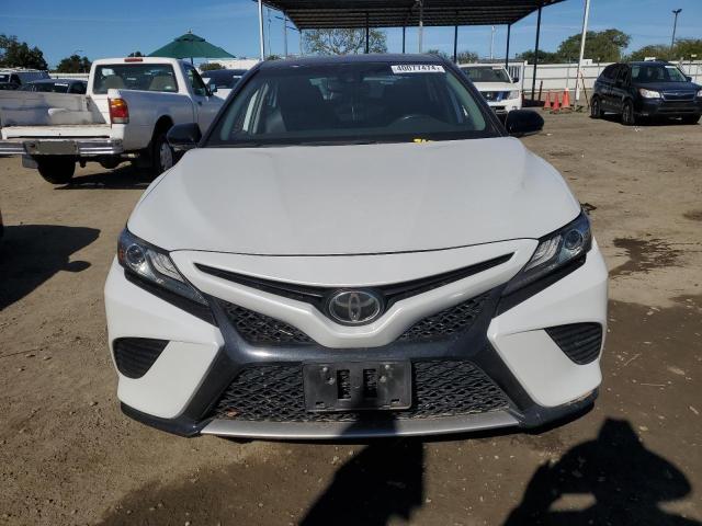 4T1B61HKXKU196961 - 2019 TOYOTA CAMRY XSE WHITE photo 5