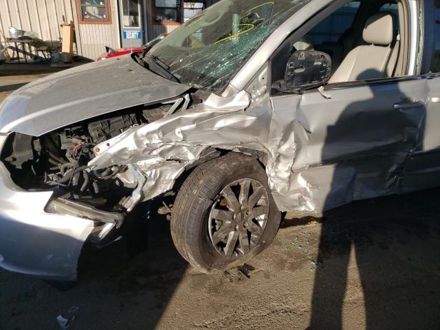 2A4RR8DG0BR714104 - 2011 CHRYSLER TOWN & COU TOURING L SILVER photo 10