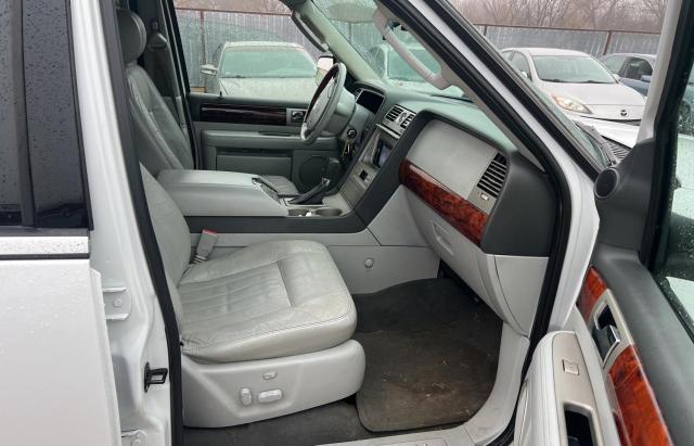5LMFU28R24LJ11420 - 2004 LINCOLN NAVIGATOR თეთრი ფოტო 5