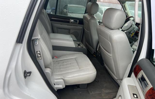 5LMFU28R24LJ11420 - 2004 LINCOLN NAVIGATOR თეთრი ფოტო 6