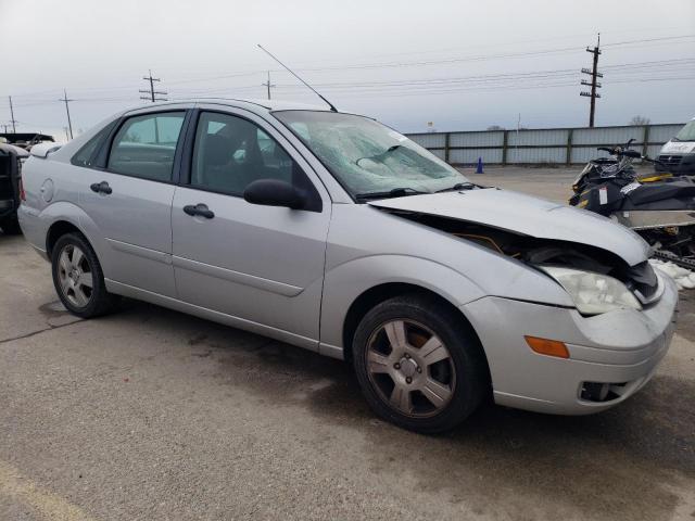 1FAFP34N47W306175 - 2007 FORD FOCUS ZX4 SILVER photo 4