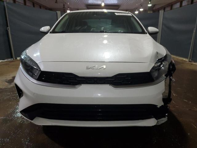 3KPF24AD3NE418015 - 2022 KIA FORTE FE WHITE photo 5