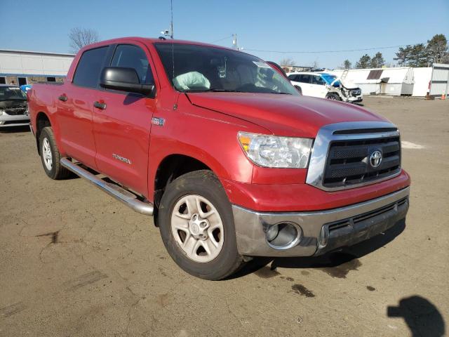 5TFEY5F17BX098949 - 2011 TOYOTA TUNDRA CREWMAX SR5 RED photo 4