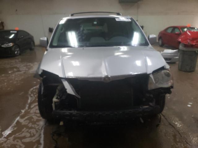 2A8HR54139R572622 - 2009 CHRYSLER TOWN & COU TOURING ვერცხლისფერი ფოტო 5