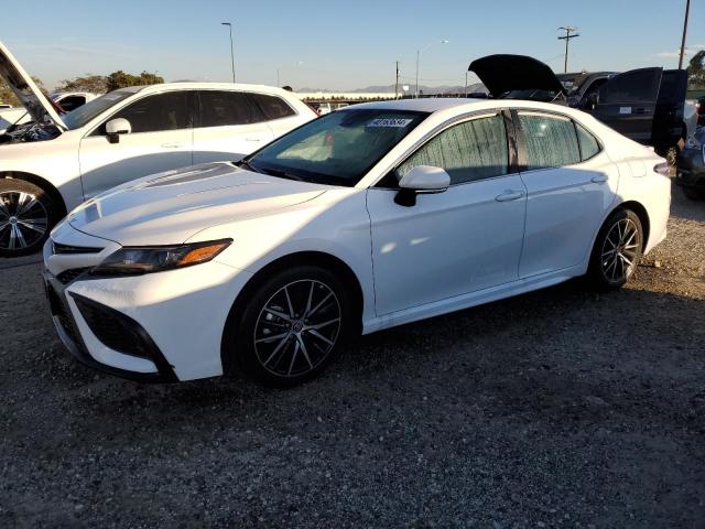 4T1G11AK7RU865437 - 2024 TOYOTA CAMRY SE NIGHT SHADE WHITE photo 1