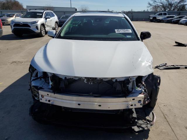 4T1S11AK6PU132433 - 2023 TOYOTA CAMRY SE NIGHT SHADE WHITE photo 5