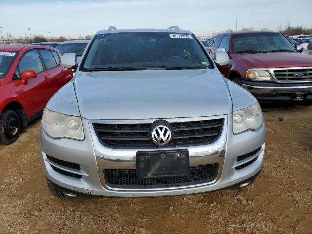 WVGBE77L79D028060 - 2009 VOLKSWAGEN TOUAREG 2 V6 SILVER photo 5