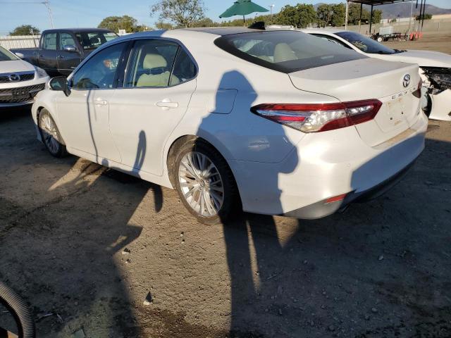 4T1BZ1HK0JU015002 - 2018 TOYOTA CAMRY XSE WHITE photo 2