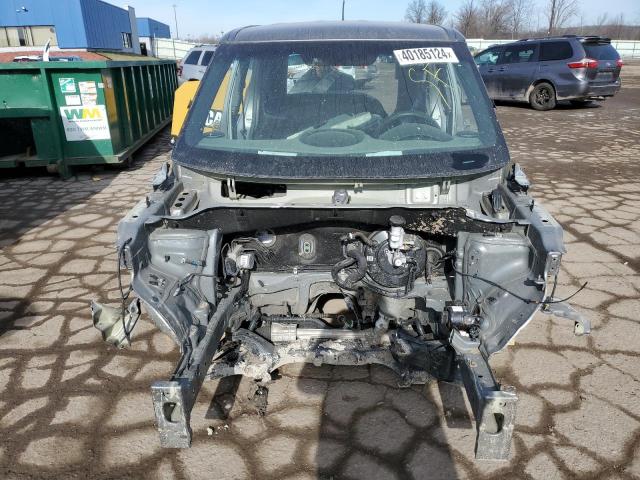 KNDJN2A24J7562249 - 2018 KIA SOUL SILVER photo 5