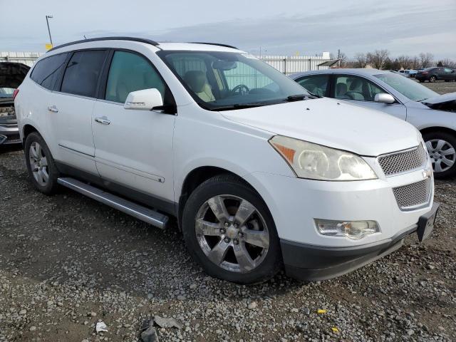 1GNEV33D99S120623 - 2009 CHEVROLET TRAVERSE LTZ WHITE photo 4