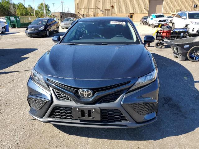 4T1G11AKXMU425205 - 2021 TOYOTA CAMRY SE BLUE photo 5