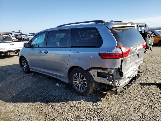 5TDYZ3DC4JS947815 - 2018 TOYOTA SIENNA XLE SILVER photo 2