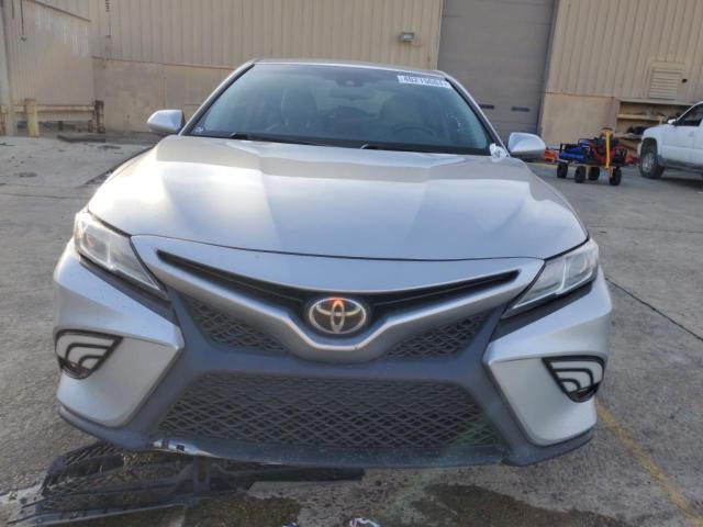 4T1B11HK3JU622292 - 2018 TOYOTA CAMRY L SILVER photo 5