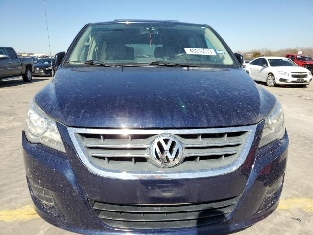 2C4RVABG1ER135106 - 2014 VOLKSWAGEN ROUTAN SE BLUE photo 5