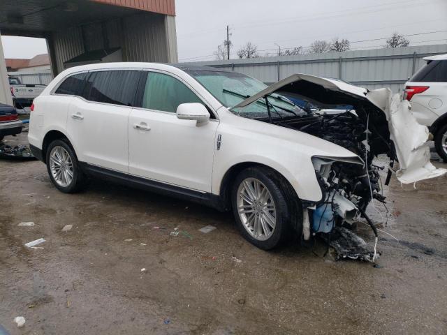 2LMHJ5AT6KBL01220 - 2019 LINCOLN MKT WHITE photo 4