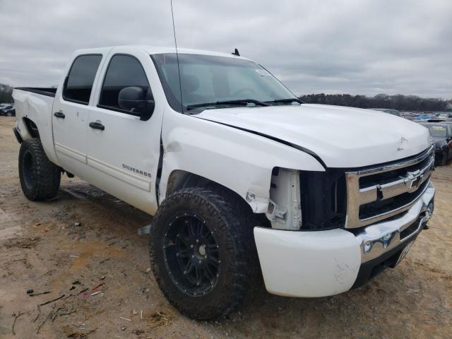 3GCPKREA6BG382449 - 2011 CHEVROLET SILVERADO K1500 LS WHITE photo 4