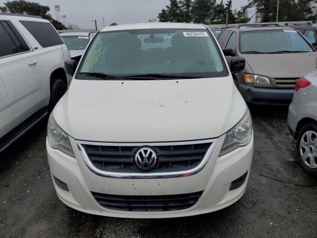 2C4RVAAGXCR354791 - 2012 VOLKSWAGEN ROUTAN S WHITE photo 5