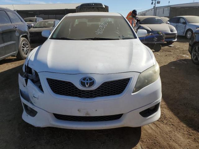 4T1BF3EK1AU561669 - 2010 TOYOTA CAMRY BASE WHITE photo 5