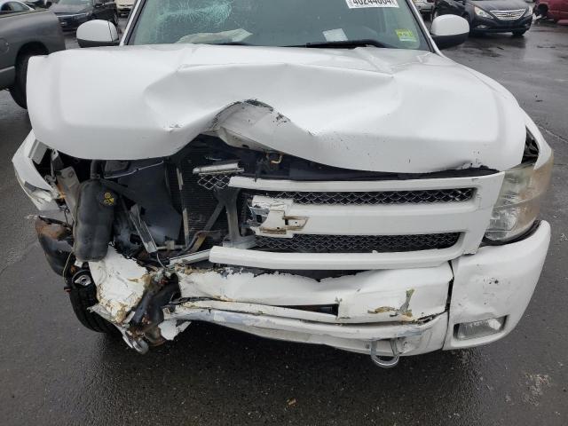 1GCRKSE35BZ136042 - 2011 CHEVROLET SILVERADO K1500 LT WHITE photo 11