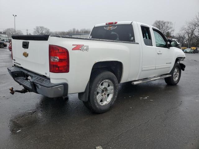 1GCRKSE35BZ136042 - 2011 CHEVROLET SILVERADO K1500 LT WHITE photo 3