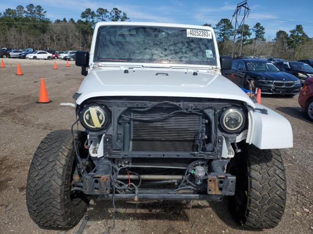 1C4HJWEG8HL723419 - 2017 JEEP WRANGLER U SAHARA WHITE photo 5