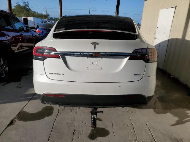 5YJXCDE29HF077423 - 2017 TESLA MODEL X WHITE photo 6