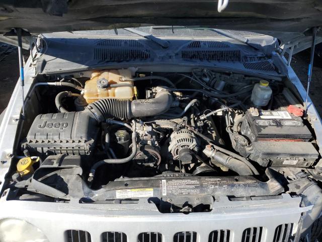 1J4GL38K45W535943 - 2005 JEEP LIBERTY RENEGADE SILVER photo 11