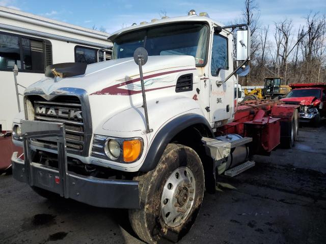 1M2AG11C24M013177 - 2004 MACK 700 CV700 WHITE photo 2