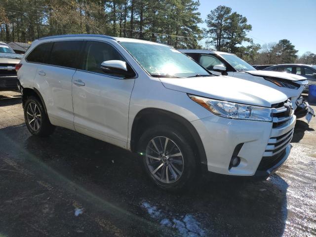 5TDKZRFH8JS271709 - 2018 TOYOTA HIGHLANDER SE WHITE photo 4