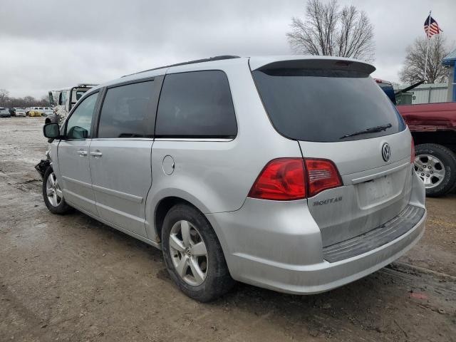 2V4RW3DG2BR695773 - 2011 VOLKSWAGEN ROUTAN SE SILVER photo 2