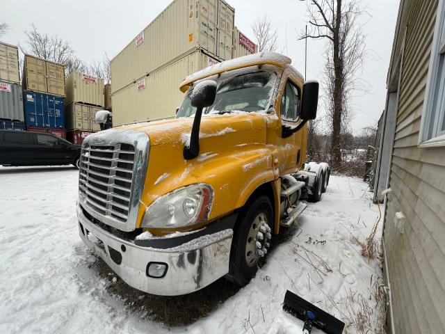 1FUJGEDV2DSBU6747 - 2013 FREIGHTLINER CASCADIA 1 YELLOW photo 2