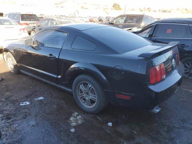1ZVFT80N455182997 - 2005 FORD MUSTANG BLACK photo 2