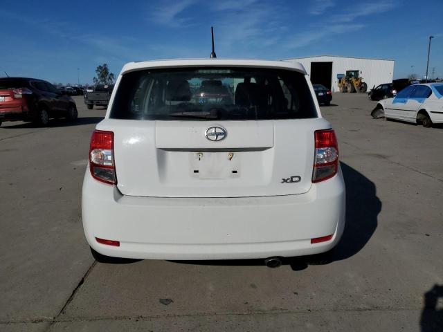 JTKKU104X8J003752 - 2008 TOYOTA SCION XD WHITE photo 6